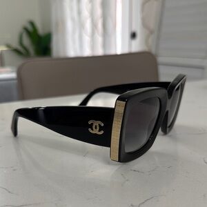 Chic Black Sunglasses with Gold Accent